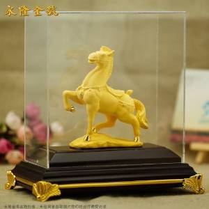 駿馬奔騰 新年送福 永隆金號千足絨沙金擺件盡顯執(zhí)金奢華與深遠(yuǎn)寓意