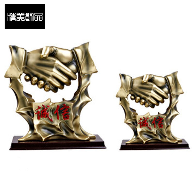誠信共贏 金色握手?jǐn)[件中的商場哲學(xué)與生活美學(xué)